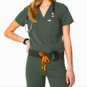 #FIGS #FigsScrubs #MossGreen #YolaBottom1pocketTop